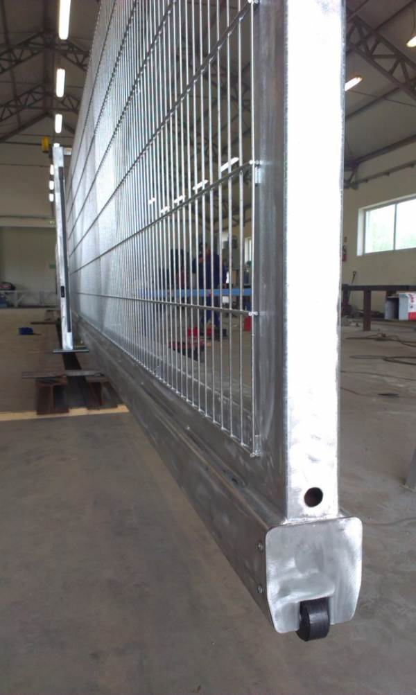 Wjazdowa brama przemysłowa z panelowym wypełnieniem