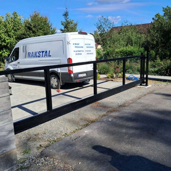 Low sliding gate