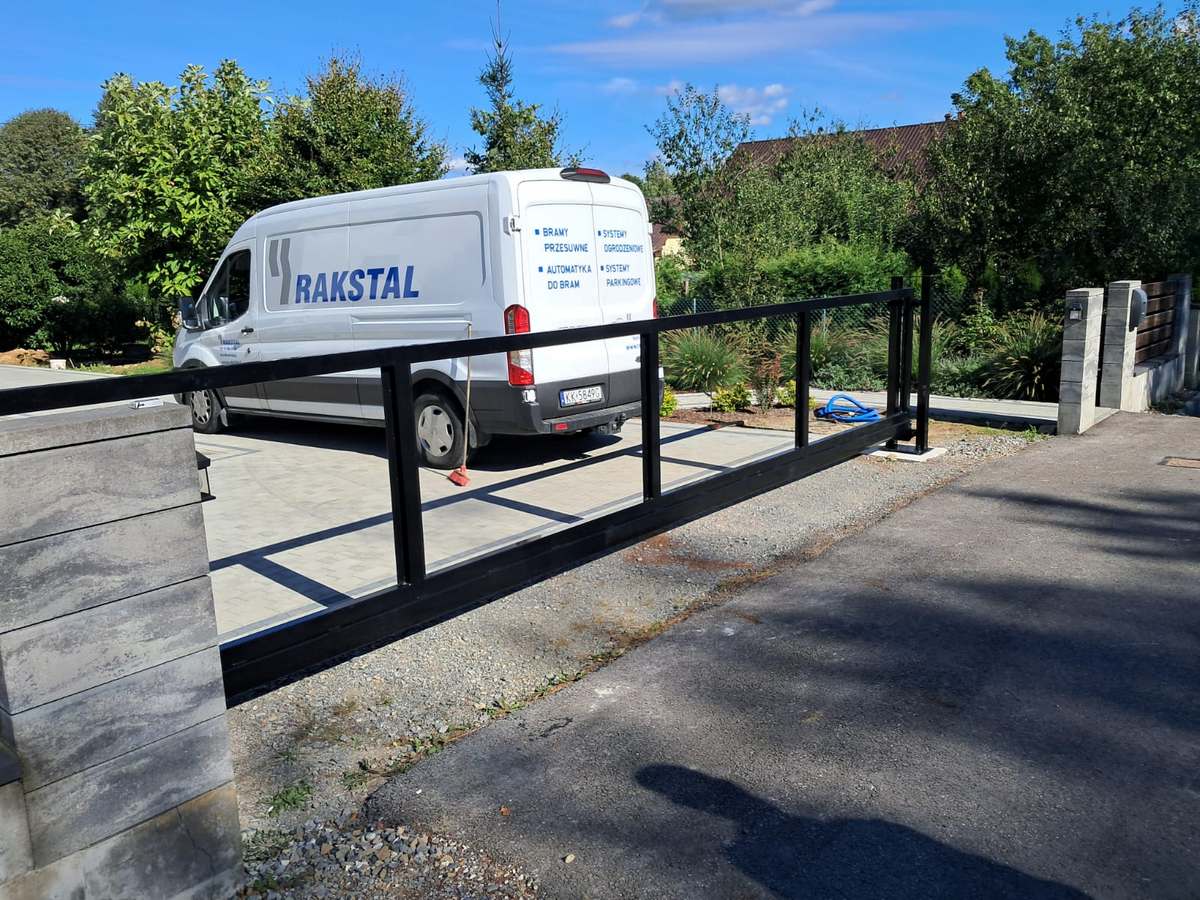 Nízka posuvná brána