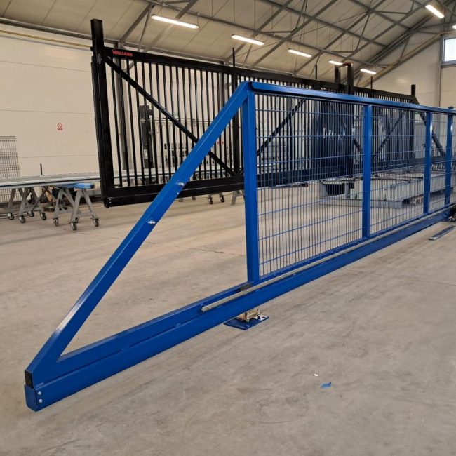 Niebieska brama panelowa