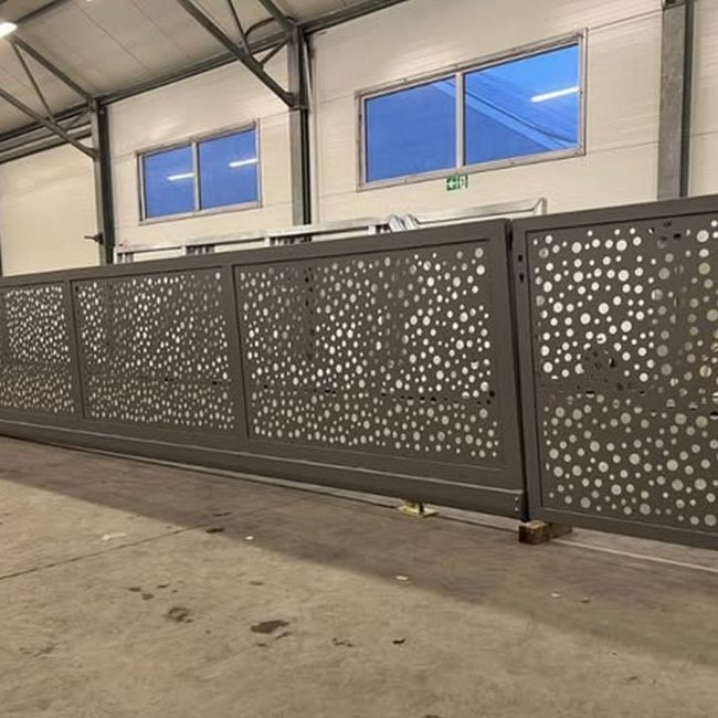 Brama z perforowanym wypełnieniem