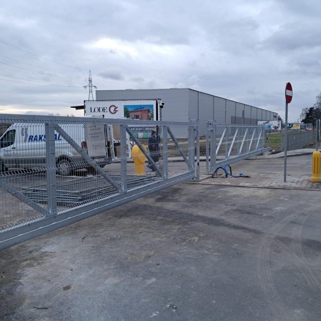 Montaż dwóch bram przemysłowych dla oddzielnego wjazdu i wyjazdu